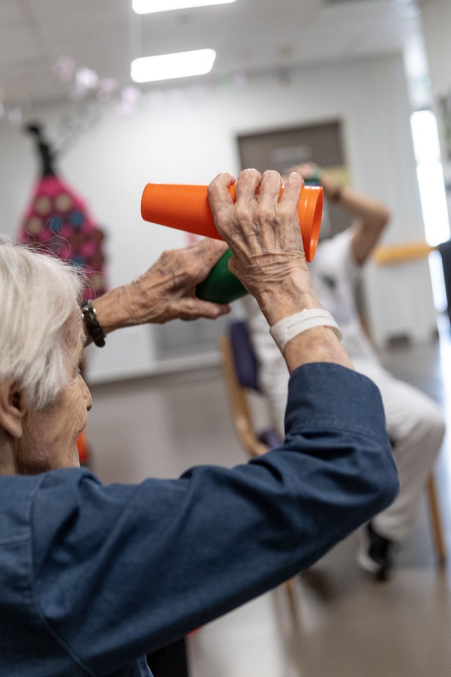 Photo illustrant une patiente soulevant un cône en plastique dans le cadre de la méthode montessori utilisée au sein de la clinique des minimes