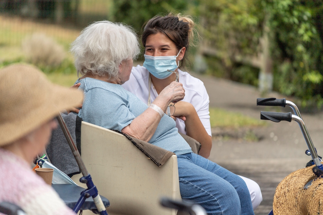 Photo illustrant une professionnelle de santé en train d'échanger avec une patiente de la clinique des minimes