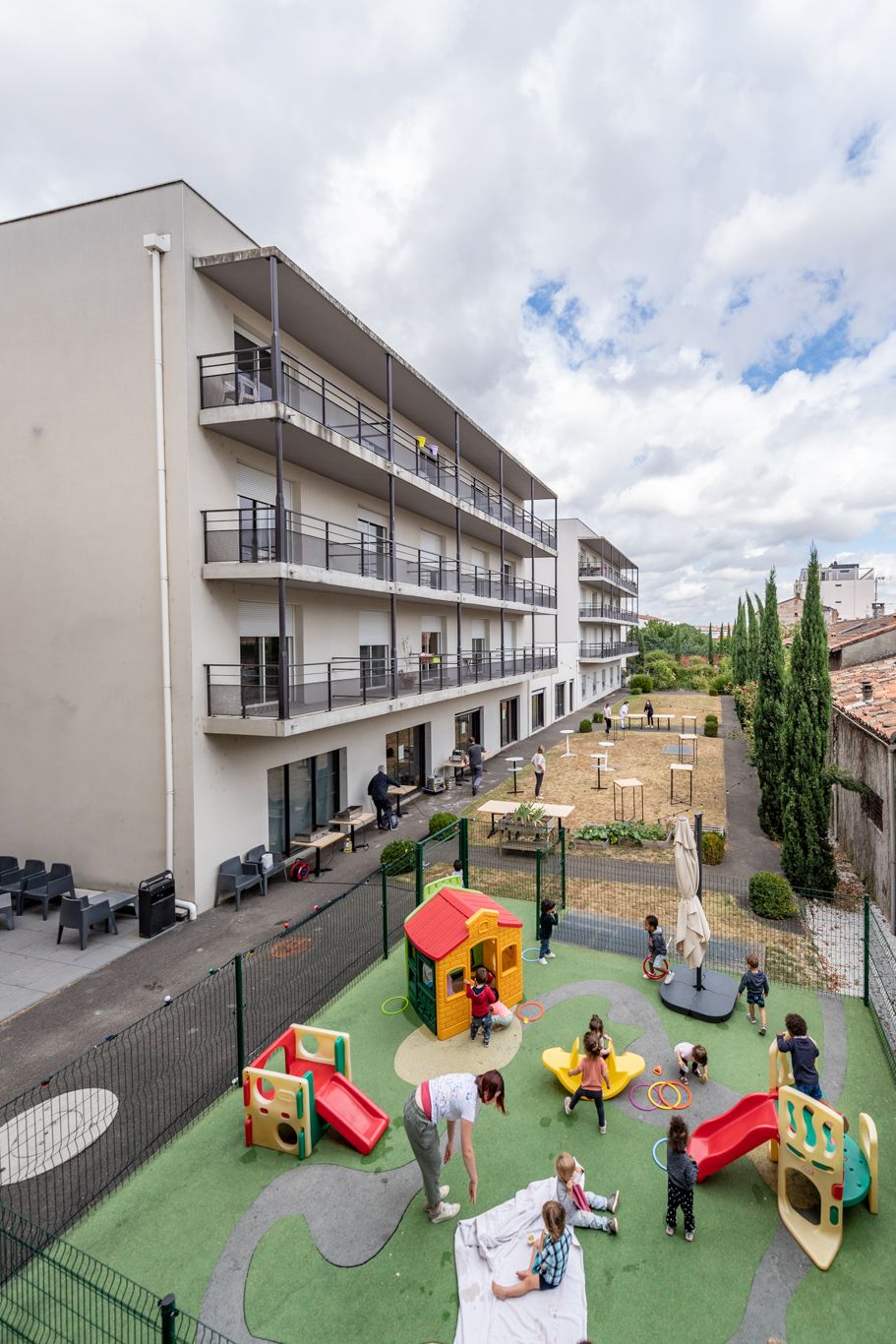 Photo du jardin de la crèche les Mini-Mômes, positionné à proximité de la Clinique des Minimes