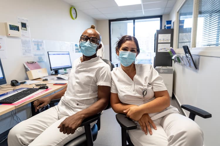 Photo illustrant deux professionnelles de la clinique des minimes assises