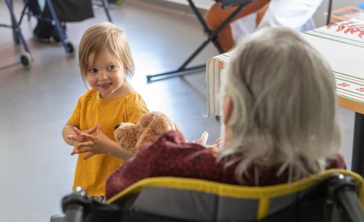 Photo illustrant une enfant regardant une patiente de la clinique des minimes